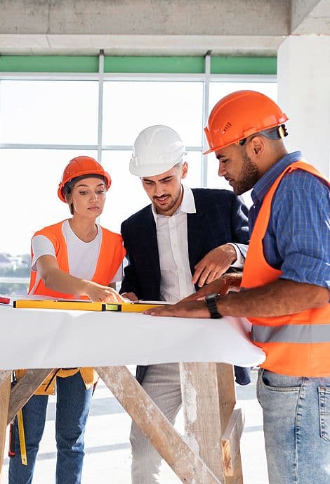 Stavební tým při konzultaci